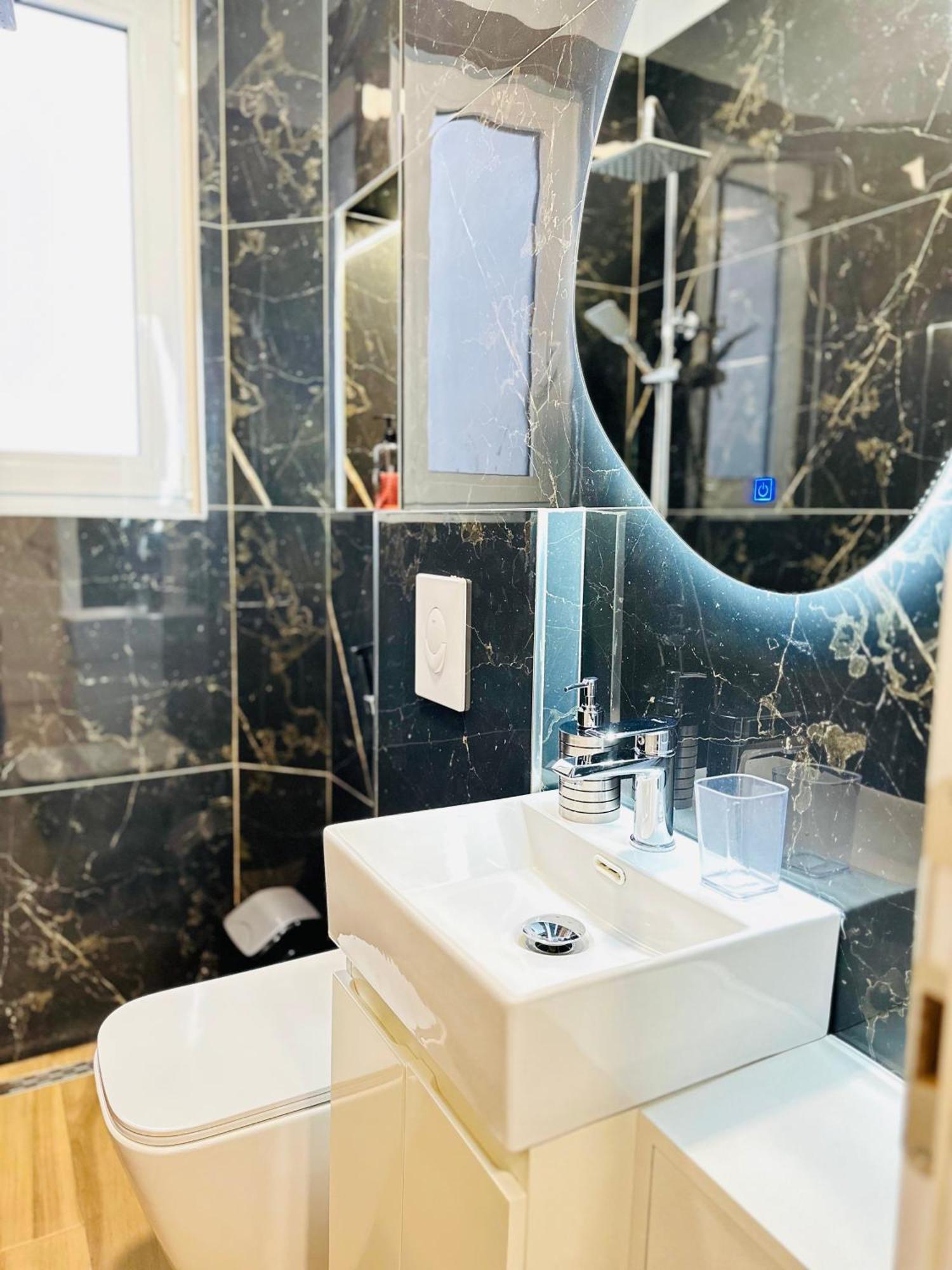 Luxurious Central Stay - Self Check-In Tirana Kültér fotó